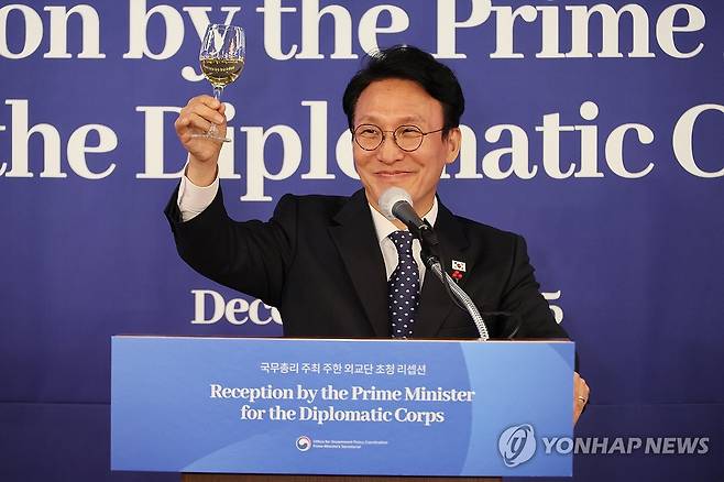 건배 제의하는 김민석 국무총리 (서울=연합뉴스) 이정훈 기자 = 김민석 국무총리가 3일 서울 중구 롯데호텔에서 열린 주한 외교단 초청 리셉션에서 건배 제의를 하고 있다. 2025.12.3 uwg806@yna.co.kr