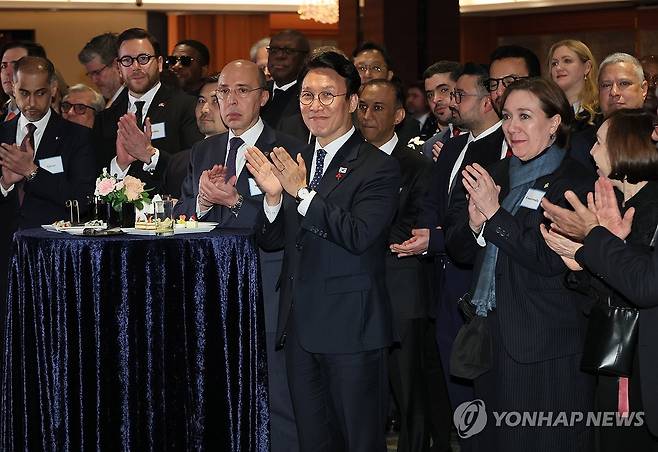 김민석 국무총리, 주한 외교단 초청 리셉션 (서울=연합뉴스) 이정훈 기자 = 김민석 국무총리가 3일 서울 중구 롯데호텔에서 열린 주한 외교단 초청 리셉션에서 박수를 치고 있다. 2025.12.3 uwg806@yna.co.kr
