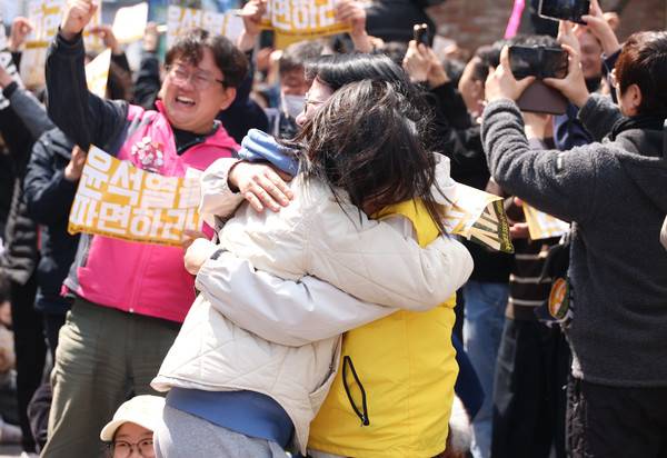헌법재판소가 윤석열 전 대통령에 대한 국회의 탄핵소추를 인용하자 환호하는 시민들 2025.4.4 [사진 = 연합뉴스]