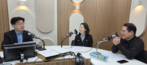 이도형 앵커, 김은경 인하대 정치외교학 초빙교수, 박상병 시사평론가 2025.12.4 [경인방송 시사뉴스팀]