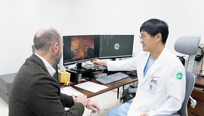 아인병원 이진욱 갑상선암센터장과 스페인 호세 교수가 수술 후 수술 과정에 대한 이야기를 나누고 있다.