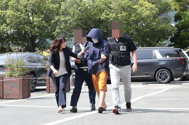 지난 5월 태국 파타야에서 다른 공범 2명과 함께 30대 한국인을 살해한 혐의를 받는 30대 D씨가 26일 오후 경남 창원시 성산구 창원지법에 구속 전 피의자 심문(영장실질심사)을 받기 위해 출석하고 있다. 연합뉴스