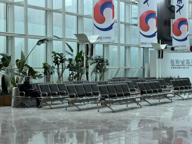 1년 가까이 이어진 무안국제공항 폐쇄는 공항 ‘운영 중단’ 수준을 넘어 지역 관광 생태계 붕괴로 이어졌다. 3일 오후 텅 빈 무안국제공항 1층 대합실.