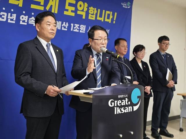 정헌율 익산시장이 4일 기자회견에서 지난해 계엄 당시 상황을 묻는 질문에 “행정안전부 지침에 일체 응하지 않았다”는 입장을 밝히고 있다./사진=송승욱 기자