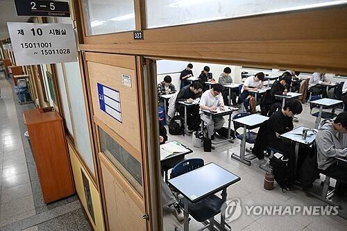 2026학년도 대학수학능력시험(수능)일인 13일 서울 종로구 경복고등학교에 마련된 고사장에서 수험생들이 시험을 준비하고 있다. 연합뉴스