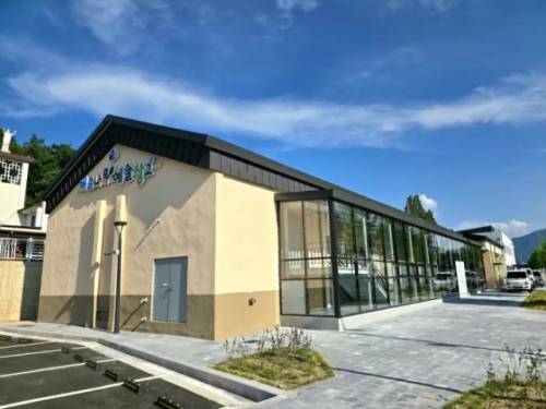 ◇양구군은 미관을 해치던 농협 창고를 철거하고 이 자리를 주민 중심 복합공간인 ‘버드나무 예술창고’로 조성했다. 사진=양구군 제공