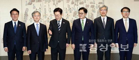 ▲ 이재명 대통령이 3일 용산 대통령실에서 열린 5부 요인 초청 오찬 간담회에 앞서 기념촬영을 마친 뒤 자리를 안내하고 있다. 왼쪽부터 김민석 국무총리, 조희대 대법원장, 이재명 대통령, 우원식 국회의장, 김상환 헌법재판소장, 노태악 중앙선거관리위원장. 연합뉴스