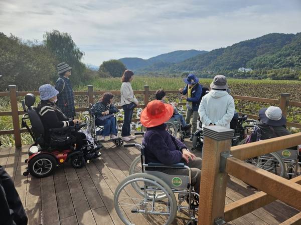 경상남도환경재단 생태누리 바우처 참가자들이 지난달 합천 정양늪생태공원에서 생태해설사의 설명을 듣고 있다. /경상남도환경재단