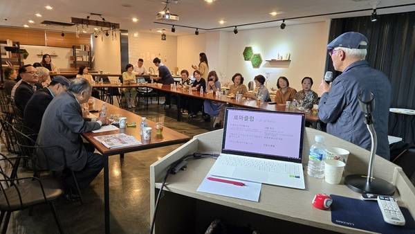 2024년 열린 '무학화가협회 공개토론회' 모습. /무학화가협회