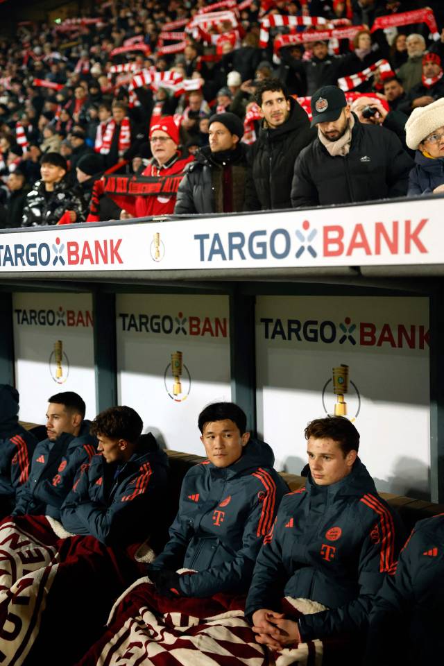 바이에른 뮌헨의 김민재가 4일 독일 베를린에서 열린 DFB 포칼 우니온 베를린과의 경기를 벤치에서 지켜보고 있다. 연합뉴스