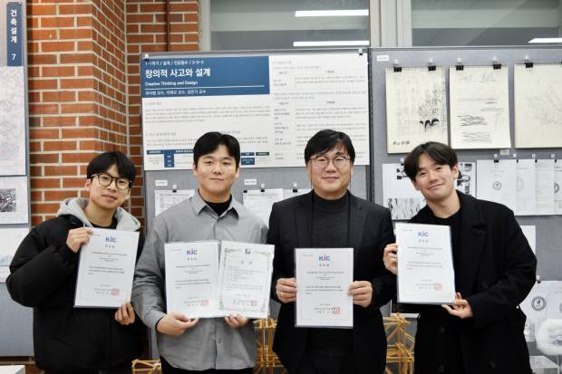 왼쪽부터 백승훈, 윤현서 학생, 김우석 교수, 김용준 학생. 사진=국립금오공대 제공