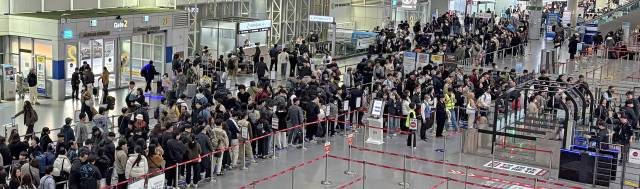 지난달 28일 오전 부산 강서구 김해국제공항 국제선 청사 2층에서 출국 수속을 대기하는 시민들 모습. 부산일보DB