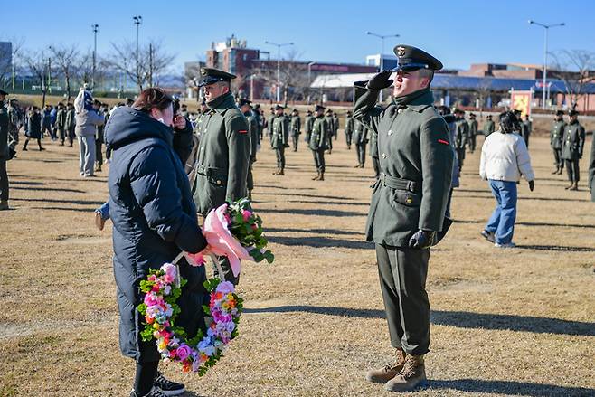 ▲ 4일 열린 해병신병 1323기 수료식에서 한 해병이 가족에게 거수경례하는 모습. 해병대 교육훈련단 제공
