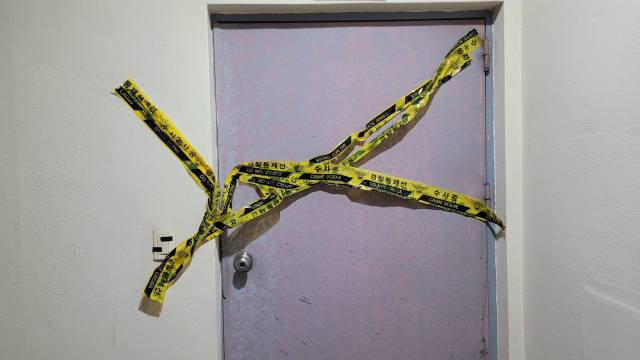 3일 오후 5시 5분께 흉기난동이 일어나 10대 3명 등 4명이 사상한 창원시 회원구 합성구의 한 모텔 입구에 폴리스라인이 쳐져 있다. /어태희 기자/