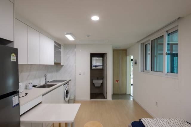 하동군 농업근로자 기숙사 내부 주방·거실 공간.