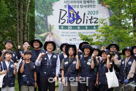 김인호 산림청장(앞줄 왼쪽 세번째)이 국립수목원에서 열린 2025 생물다양성 탐사대회에서 참가자들과 기념 촬영을 하고 있다. (사진=산림청)