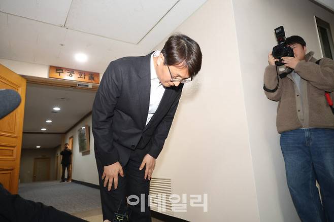 지난달 30일 정부서울청사에서 쿠팡 관련 긴급 관계부처 장관회의가 열린 가운데 박대준 쿠팡 대표가 고개를 숙이고 있다. (사진=이영훈 기자)