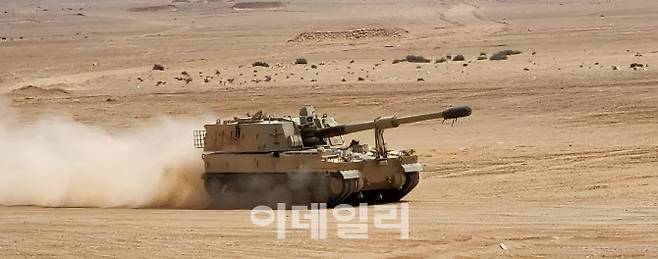K9자주포가 중동 사막을 달리며 엔진 내구도 테스트를 하고 있다. (사진=한화에어로스페이스)