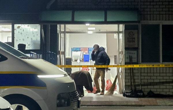 4일 천안의 한 아파트에서 층간소음으로 다투던 이웃 주민을 살해한 사건 현장에 폴리스 라인이 설치돼 있다 (사진=뉴스1)