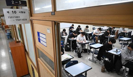 고사장에서 시험 준비하는 수험생들. 〈사진=연합뉴스〉