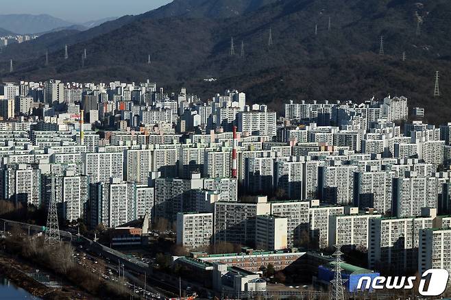 서울시 도봉구의 한 고층빌딩에서 노원구의 아파트 밀집 지역이 보이고 있다. 2024.1.15/뉴스1 ⓒ News1 박정호 기자