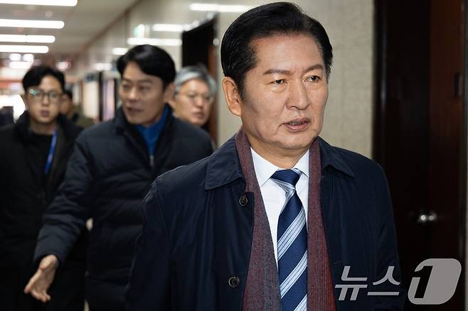 정청래 더불어민주당 대표가 4일 서울 여의도 국회에서 열린 비공개 당무위원회 참석을 위해 당대표실로 들어서고 있다. 2025.12.4/뉴스1 ⓒ News1 유승관 기자