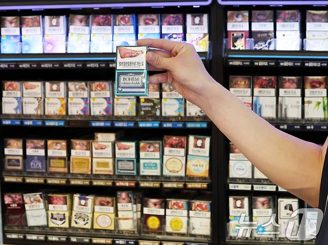 서울 시내 한 편의점에서 직원이 담배를 정리하고 있다. /뉴스1 ⓒ News1 황기선 기자