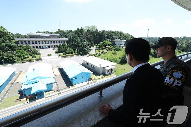 정동영 통일부 장관이 지난 7월 25일 경기도 파주시에 위치한 판문점을 방문해 남북 연락채널 등 현지상황을 점검하고 있다. (통일부 제공. 재판매 및 DB 금지) 2025.7.25/뉴스1 ⓒ News1 임세영 기자