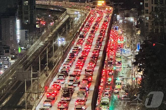 폭설이 내린 4일 서울 내부순환로 정릉램프 인근에서 차들이 서행하고 있다. 이날 내린 폭설로 오후 7시를 기해 내부순환로 전구간 진입이 통제됐다. 2025.12.4/뉴스1 ⓒ News1 신웅수 기자