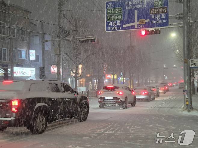 4일 오후 경기 남양주시 일대에 많은 눈이 내리며 퇴근길 정체가 빚어지고 있다.2025.12.04/뉴스1 양희문 기자