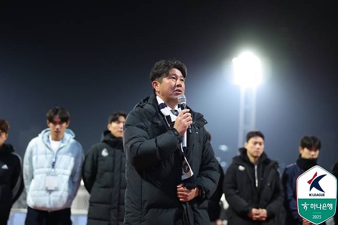 김도균 감독이 준PO가 끝난 뒤 팬께 인사하고 있다. 사진 | 한국프로축구연맹
