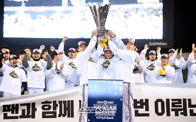 LG 박해민, 염경엽 감독, 임찬규(왼쪽부터)가 1일 서울 잠실구장에서 열린 ‘한국시리즈 통합우승 IN 잠실’ 행사에서 우승트로피를 들고 포즈를 취하고 있다. 잠실 | 최승섭기자 thunder@sportsseoul.com