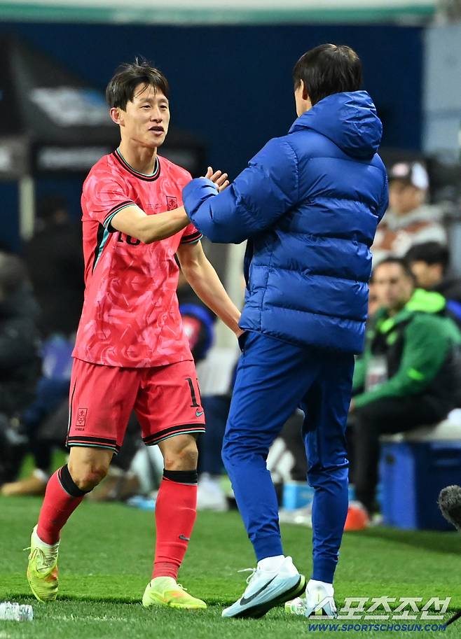 14일 대전월드컵경기장에서 열린 대한민국과 볼리비아의 A매치 평가전. 이재성이 교체아웃되며 홍명보 감독이 격려를 받고 있다. 대전=허상욱 기자wook@sportschosun.com/2025.11.14/