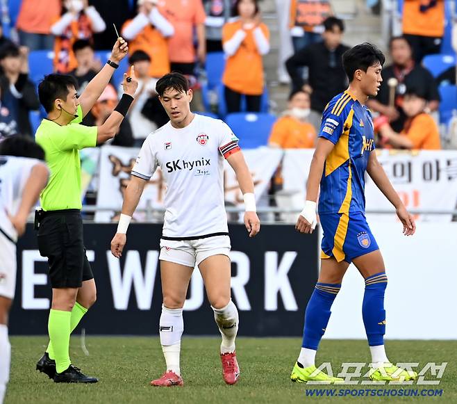 30일 울산문수축구경기장에서 열린 울산HD와 제주 SK FC의 K리그1 2025 경기. 울산 허율이 전반전 경고를 받고 있다. 울산=허상욱 기자wook@sportschosun.com/2025.11.30/