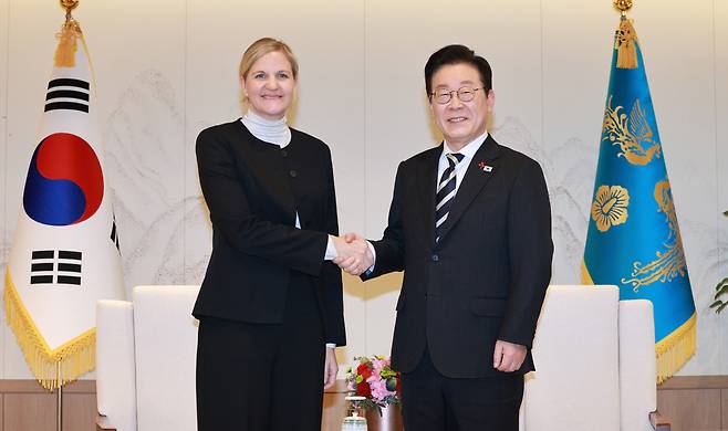 이재명 대통령과 커스티 코번트리 IOC 위원장<저작권자(c) 연합뉴스, 무단 전재-재배포, AI 학습 및 활용 금지>