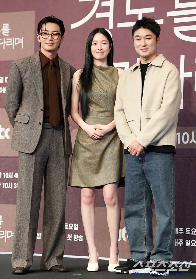 JTBC 새 토일드라마 '경도를 기다리며' 제작발표회가 4일 서울 구로구 더링크호텔에서 열렸다. 박서준, 원지안, 임현욱 감독이 포토타임을 갖고 있다. 구로=박재만 기자 pjm@sportschosun.com/2025.12.04/