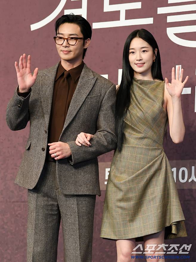 JTBC 새 토일드라마 '경도를 기다리며' 제작발표회가 4일 서울 구로구 더링크호텔에서 열렸다. 박서준, 원지안이 포토타임을 갖고 있다. 구로=박재만 기자 pjm@sportschosun.com/2025.12.04/