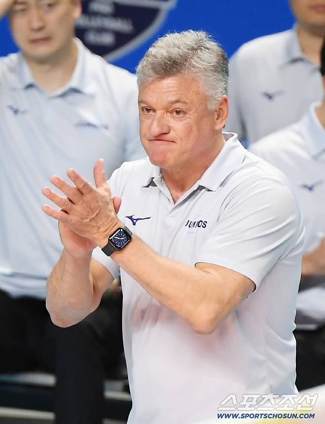 4일 서울 장충체육관에서 열린 V리그 우리카드-대한항공전. 대한항공 헤난 감독이 박수를 보내고 있다. 장충체=정재근 기자 cjg@sportschosun.com/2025.12.4/