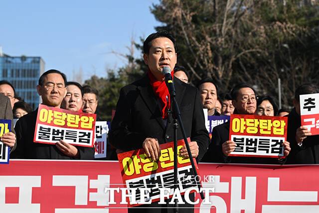 장동혁 국민의힘 대표가 4일 범여권이 연대해 국가보안법 폐지안을 발의한 데 대해 "간첩 말고는 누구도 불편하지 않은 법을 폐지하겠다는 것은 결국 대한민국을 간첩 천국으로 만들겠다는 것"이라고 비판했다. 사진은 장 대표가 2일 오후 서울 서초구 서울중앙지방법원 앞에서 열린 추경호 의원 구속심사 규탄대회에서 발언하고 있는 모습. /서예원 기자
