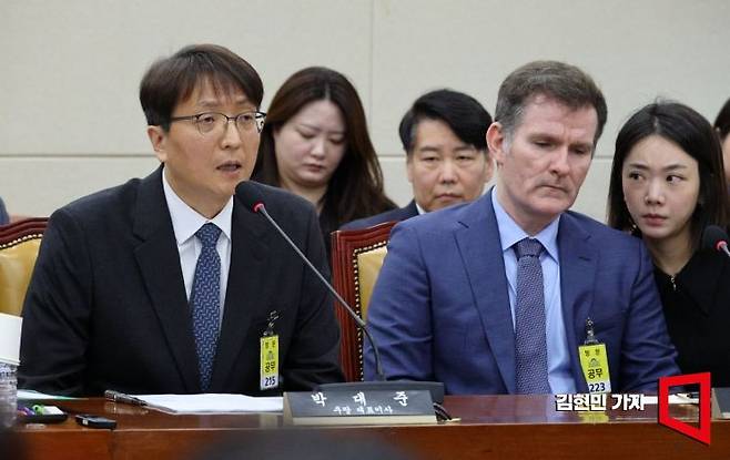 박대준 쿠팡 대표가 2일 국회 과학기술정보방송통신위원회 전체회의에서 열린 현안질의에 출석해 질의에 답하고 있다. 오른쪽은 브랫 매티스 쿠팡 CISO. 2025.12.2 김현민 기자