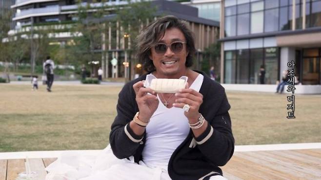 추성훈이 편의점에서 사 온 음식들을 소개하고 있다. 유튜브 채널 ‘추성훈’