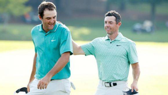 스코티 셰플러(왼쪽)와 로리 매킬로이가 PGA 투어 올해의 선수를 놓고 경쟁한다. AFP연합뉴스