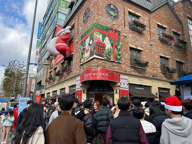2024년 12월 25일 크리스마스를 맞아 대전지역 유명 빵집인 성심당 앞은 이른 아침부터 케이크를 사려는 고객들로 장사진을 이뤘다./연합뉴스