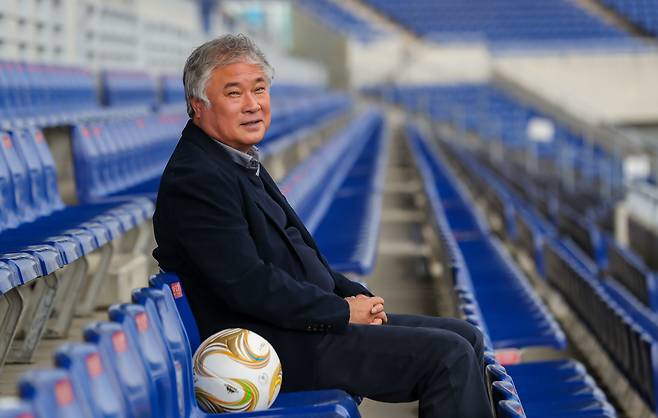 1995년부터 금호고 축구부를 이끈 최수용 감독이 이달 말 학교를 떠난다. 광주월드컵경기장에서 만난 그는 “자기 자리에서 제 몫을 하는 제자들을 생각하니 미련이 없다”고 했다./김영근 기자