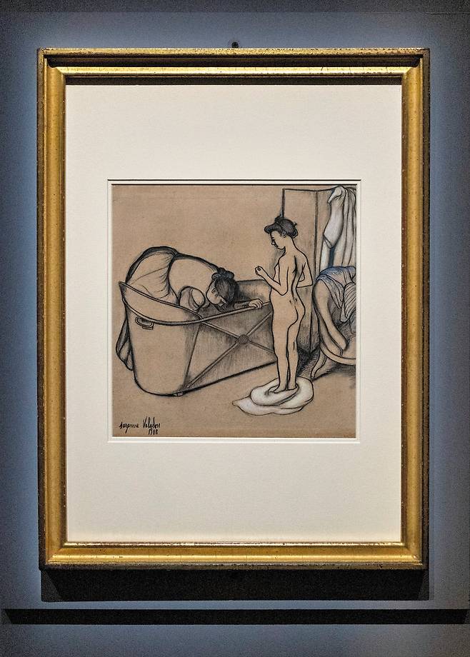 쉬잔 발라동, ‘목욕하기 전’. 황갈색 종이에 목탄과 분필, 보드에 부착. 30.2×29.8cm. /김지호 기자
