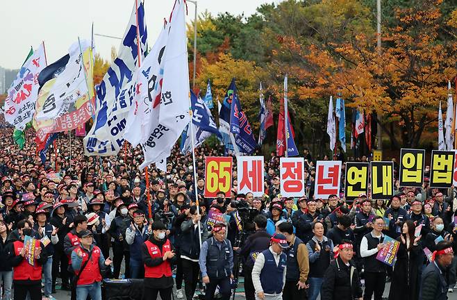 지난달 8일 오후 서울 영등포구 여의대로에서 열린 2025 한국노총 전국노동자대회에서 노조 깃발이 입장하고 있다. 한국노총은 이 자리에서 정년 만 65세 연장 법제화와 주 4.5일제 시행 등을 촉구했다. /뉴스1