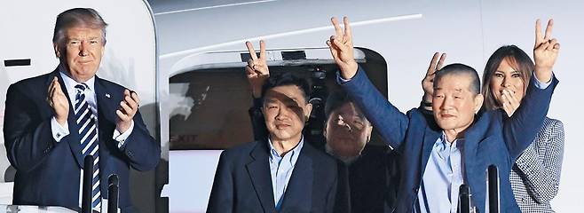 도널드 트럼프 미국 대통령(왼쪽)과 멜라니아 여사(오른쪽)가 2018년 5월 북한에 억류됐다 풀려난 한국계 미국인 김동철·김학송·김상덕씨를 만나 박수를 치고 있다. 트럼프 부부는 이날 워싱턴 DC 인근 앤드루스 공군기지로 이들을 마중 나갔다. /AFP 연합뉴스