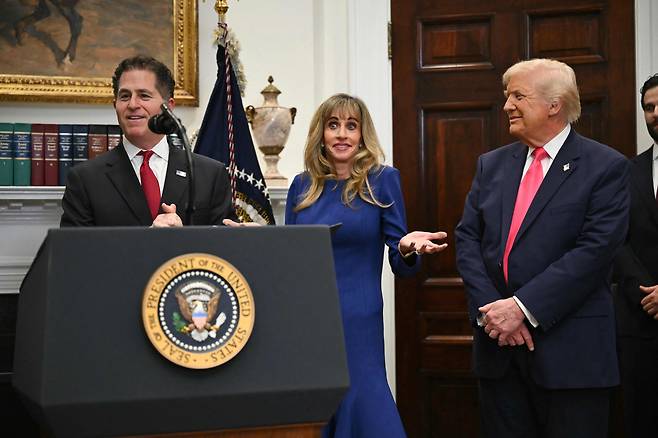 2일 미 백악관 루즈벨트룸에서 도널드 트럼프 대통령이 지켜보는 가운데 델(Dell) 테크놀로지 창업자 겸 최고경영자(CEO)인 마이클 델(왼쪽)과 수전 델(가운데) 부부가 ‘트럼프 계좌’에 62억5000만달러를 기부한다고 발표하고 있다./AFP 연합뉴스