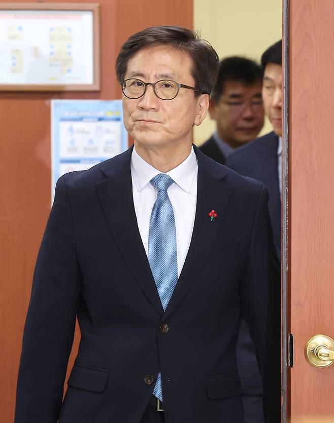 김인회 감사원장 권한대행이 3일 서울 종로구 감사원에서 운영쇄신 TF 제도개선 방안 등 종합 결과를 발표하기 위해 기자회견실로 들어서고 있다./연합뉴스