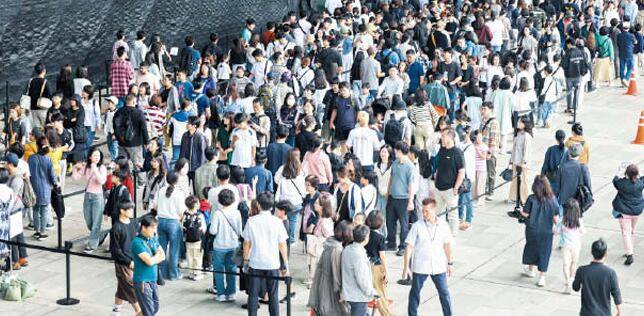 지난 10월 추석 연휴를 맞아 국립중앙박물관을 찾은 사람들 모습. /장련성 기자